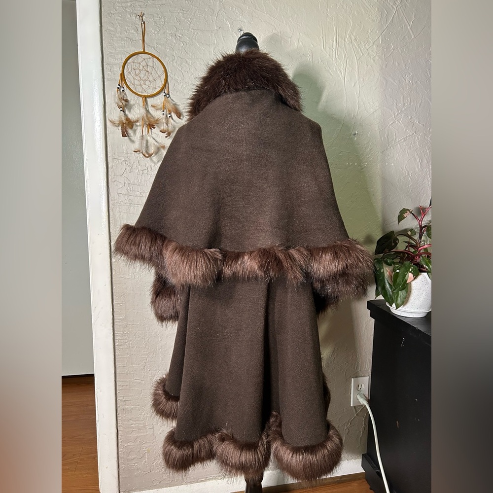 VINTAGE Donna Diosa Brown Faux Fur Trimmed Sweater Cape - Picture 2 of 4